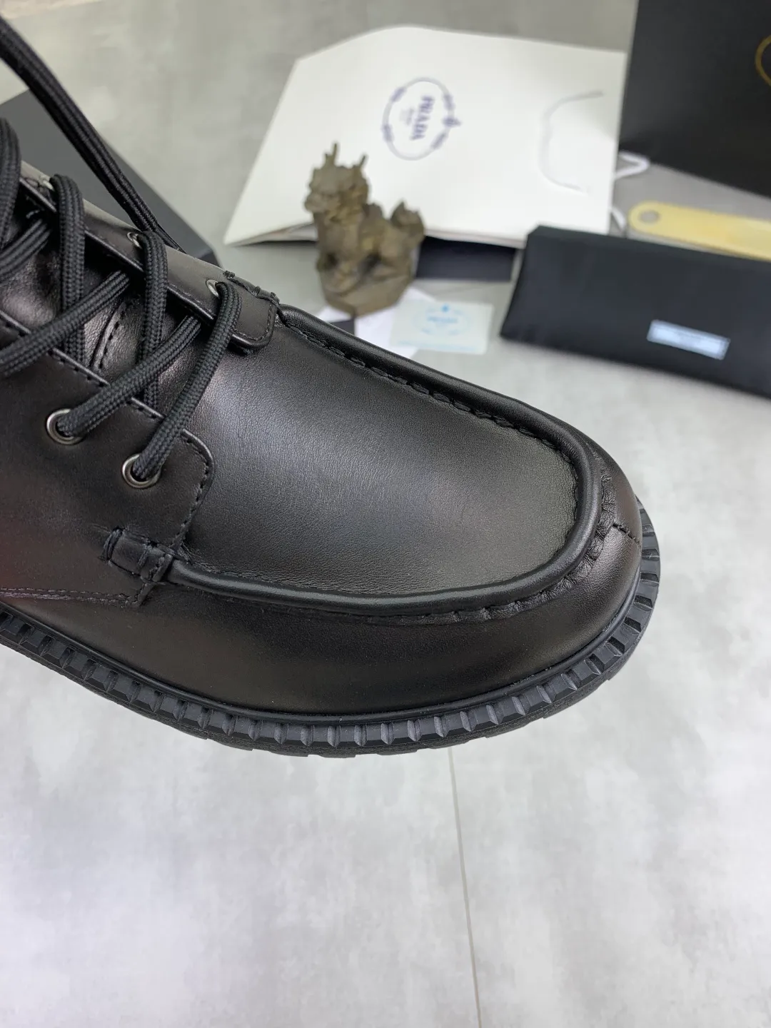 Men's shoes 💰P800 new style 💰 high-top boots 💎💎💎 water-dyed cow lining original order quality PRADA —🆘.Prada original order purchasing, high-end business leather shoes, fabric: imported from Italy calfskin ➕ water-dyed cow lining / cowhide lining ➕ special original foam outsole, fine workmanship, real thing ^_^ Photographed 🎬size: 39-45